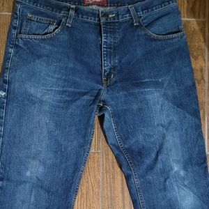 Pantalon usado slo una vez, tiene un pequeño oyo